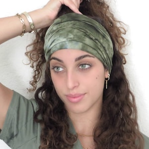 Puede incluir: Diadema verde oliva con estampado tie-dye. La diadema ancha est&aacute; hecha de tela suave y se usa en la cabeza. La diadema es un accesorio elegante para mantener el cabello fuera de la cara. La diadema es de color liso con un estampado tie-dye.