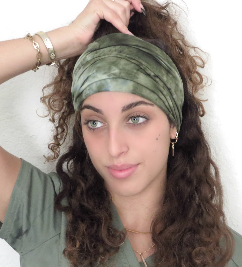Puede incluir: Diadema verde oliva con estampado tie-dye. La diadema ancha est&aacute; hecha de tela suave y se usa en la cabeza. La diadema es un accesorio elegante para mantener el cabello fuera de la cara. La diadema es de color liso con un estampado tie-dye.
