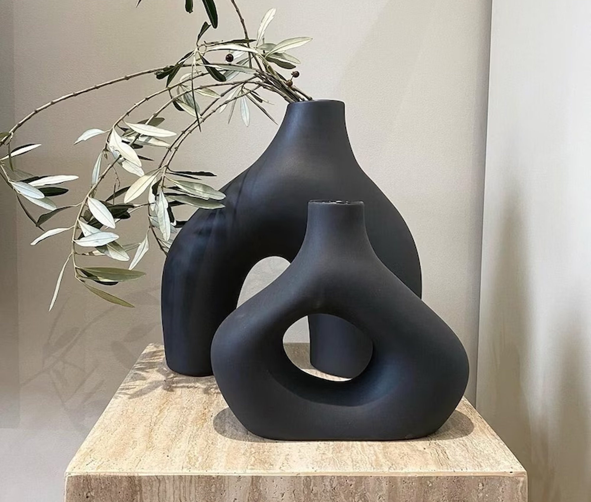 Buy Black & White Ceramic Round Vase - Cuircular Pattern, Flower Holder at  the best price on Saturday, March 23, 2024 at 8:39 pm +0530 with latest  offers in India. Get Free