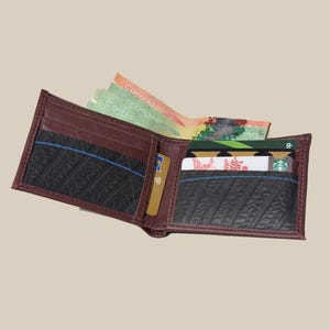 Cartera plegable reciclada: hecha con cuero de asientos de avión y neumáticos recuperados