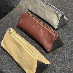 Cuir de siège d'avion et pneus de récupération - Petit sac triangulaire, trousse ou trousse de maquillage, recyclé