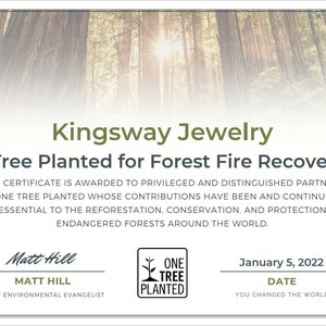 Peut inclure: Un certificat rectangulaire pour Kingsway Jewelry indiquant 1 arbre plant&eacute; pour la restauration apr&egrave;s un incendie de for&ecirc;t. Le haut pr&eacute;sente une image de for&ecirc;t, et le bas inclut le logo One Tree Planted, une signature de Matt Hill et la date du 5 janvier 2022.