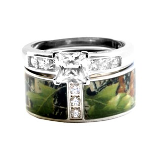 Peut inclure: Un ensemble de deux bagues comprenant un anneau argent&eacute; avec un motif camouflage et une rang&eacute;e verticale centrale de trois petites pierres claires. La bague sup&eacute;rieure est un anneau argent&eacute; avec une pierre claire taille princesse.