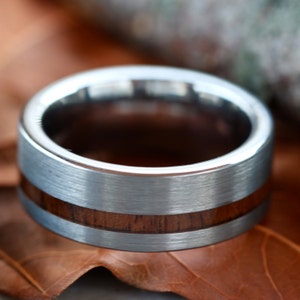 Wolfram Ring mit Natur Braun Koa Holz Inlay - Herren Damen Unisex Verlobung Hochzeitsband