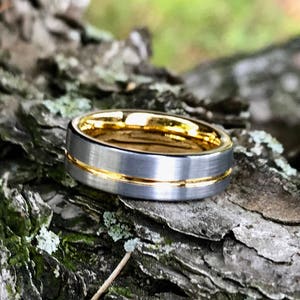 Exquisito anillo de tungsteno con incrustaciones chapadas en oro - Unisex Engagement Wedding Band - Grabado GRATIS