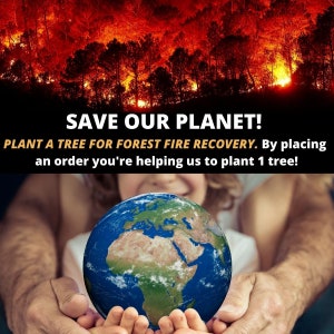 Peut inclure: Un graphique montrant un incendie de for&ecirc;t avec des flammes orange vif et des silhouettes d'arbres noires. Le texte indique : SAVE OUR PLANET! PLANT A TREE FOR FOREST FIRE RECOVERY. By placing an order you're helping us to plant 1 tree! Un globe.