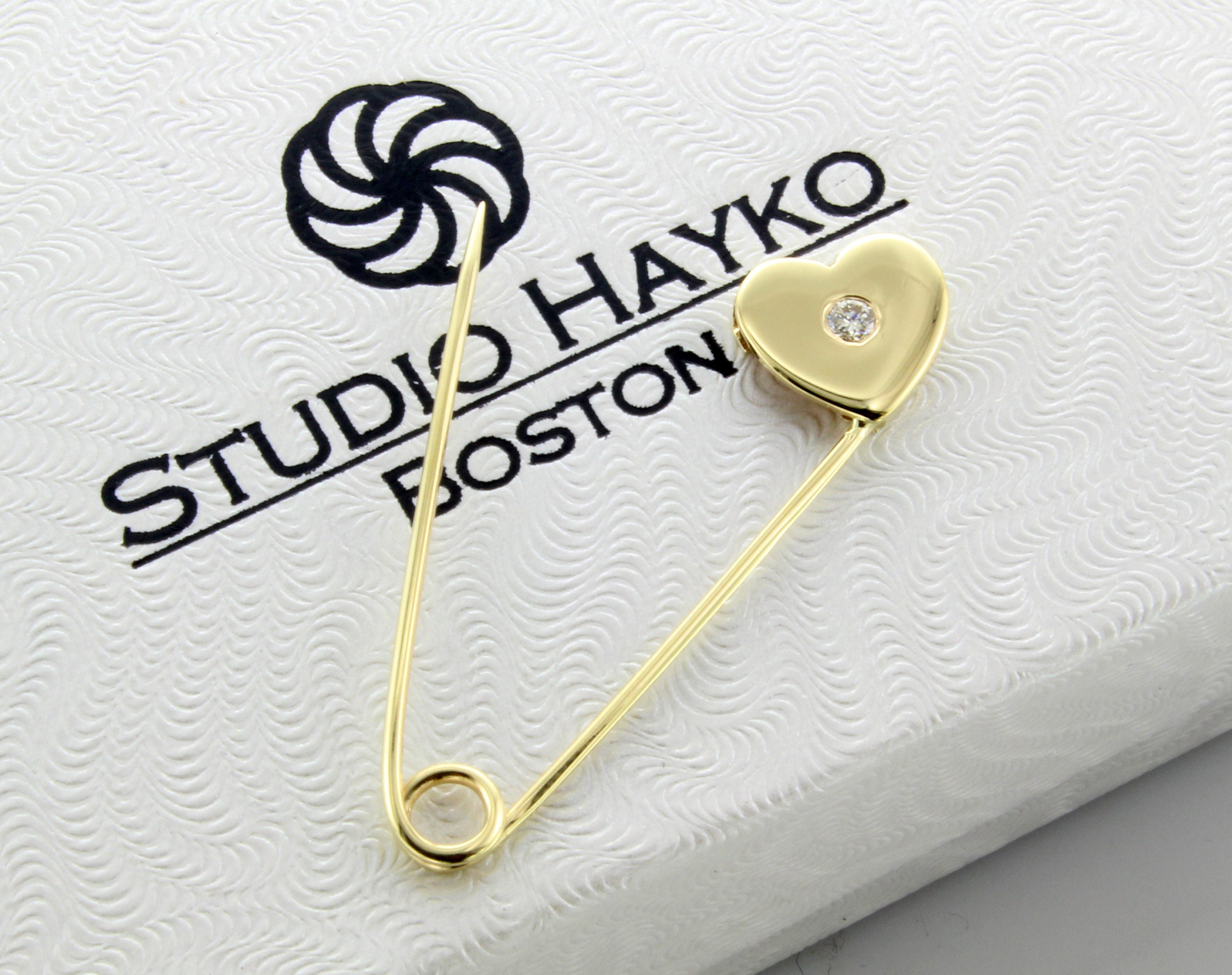 14k Yellow Gold Diamond Safety Pin Brooch (0.05ct)