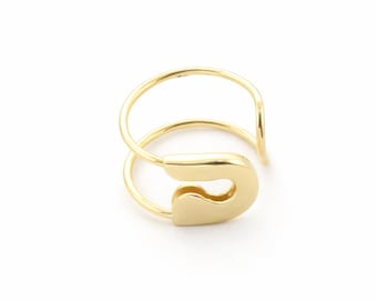 Brinco de argola com alfinete de segurança em ouro 14k e formato de concha.
