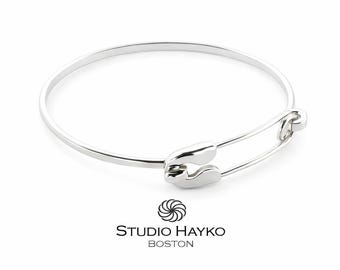 Pulseira de alfinete de segurança em prata de lei, feita à mão nos Estados Unidos.