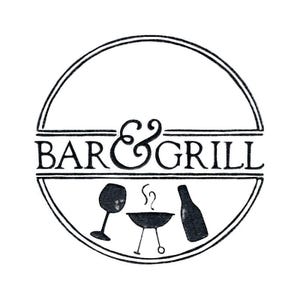 Peut inclure: Logo noir et blanc circulaire avec l'inscription "BAR & GRILL". Le design comprend un verre à vin, un barbecue avec de la fumée et une bouteille de vin. Le logo est encadré dans un cercle à double ligne.