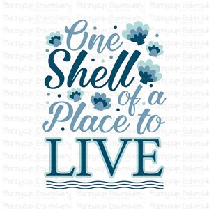 Pode incluir: Um design gráfico azul e branco com o texto "One Shell of a Place to LIVE" com uma linha ondulada na parte inferior. O gráfico apresenta conchas e flores.