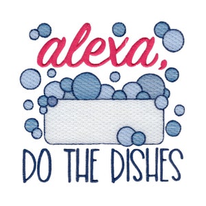 Puede incluir: Diseño bordado con el texto "alexia, lava los platos" en azul y rosa. El diseño presenta un lavavajillas blanco con burbujas de jabón azules.