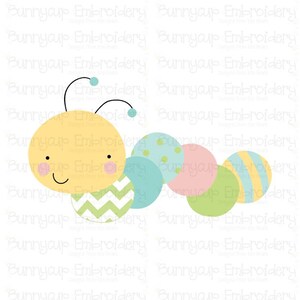 Könnte beinhalten: Eine gelbe Raupe mit einem lächelnden Gesicht und schwarzen Augen. Die Raupe hat ein grünes und weißes Zickzackmuster auf ihrem ersten Segment, gefolgt von einem blauen Segment mit weißen Punkten, einem rosa Segment, einem grünen Segment, einem blauen Segment mit gelben Streifen und einem gelben Segment mit blauen Streifen.