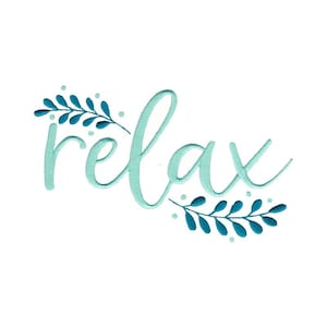 Può includere: La parola "relax" in corsivo blu turchese con due rametti di foglie blu turchese su entrambi i lati della parola.