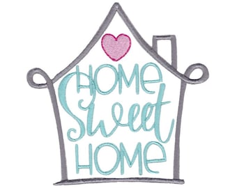 Puede incluir: Un contorno gris de una casa con un corazón rosa en la parte superior y el texto "Home Sweet Home" en escritura cursiva azul claro.