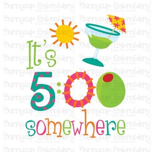 Puede incluir: Son las 5:00 en algún lugar, un gráfico colorido con un sol, una copa de margarita, un salvavidas y una aceituna.