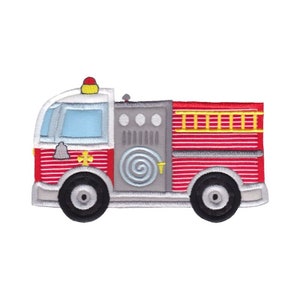 Peut inclure: Un camion de pompiers rouge avec une cabine blanche, un tuyau gris et une échelle jaune. Le camion a une cloche jaune et un feu rouge sur le dessus.