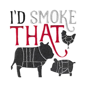 Puede incluir: Diseño bordado con el texto "I'd Smoke That" en rojo y gris. El diseño incluye una silueta en blanco y negro de una vaca, un cerdo y un pollo.