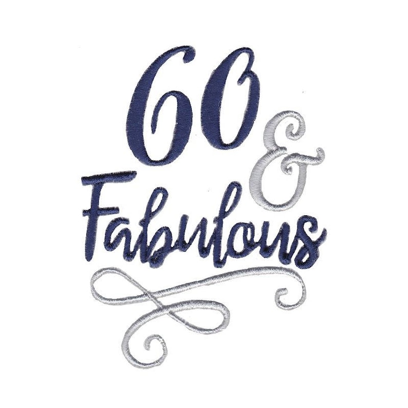 Może przedstawiać: Haftowany wz&oacute;r z tekstem "60 & Fabulous" w kolorze granatowym i srebrnym. Liczba 60 jest większa od reszty tekstu i jest w ozdobnym kroju pisma.