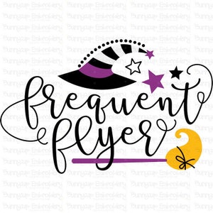 以下が含まれることがあります： 紫色の縁取りと星が付いた黒と白の魔女の帽子。 「frequent flyer」というテキストが黒い筆記体で書かれており、その下に黄色と紫のほうきがあります。