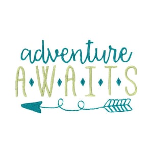以下が含まれることがあります： 「adventure awaits」というテキストがターコイズとイエローで刺繍されたデザインで、右を向いているターコイズの矢印が描かれています。