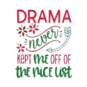 Könnte beinhalten: Weißer Hintergrund mit roter und grüner Stickerei. Der Text lautet "DRAMA never kept me off of the nice list". Florale und Pfeil-Akzente sind im Design enthalten.