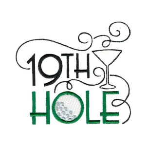 Puede incluir: Diseño de bordado negro y verde con el texto "19th Hole", una bola de golf y una copa de martini.