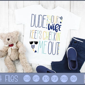 Koleś, Twoja żona ciągle mnie sprawdza SVG - Do użytku osobistego i w małych firmach - Baby Boy SVG, Baby SVG, Boy SVG, grafika Baby, grafika Boy