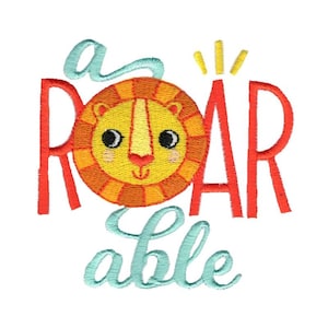 Könnte beinhalten: Ein rotes gesticktes Design mit dem Text "a roar able" und einem Cartoon-Löwen in der Mitte. Der Löwe ist gelb mit orangefarbenen Streifen und hat ein süßes Gesicht.