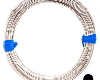 Könnte beinhalten: Eine durchgehende Spule aus glänzendem, silberfarbenem Metalldraht in kreisförmiger Anordnung. Der Draht ist an zwei Stellen mit leuchtend blauem Klebeband fixiert. Ein kleiner schwarzer Kreis befindet sich in der unteren rechten Ecke.