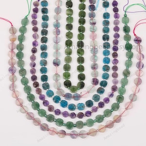 Puede incluir: Surtido de ocho hebras de cuentas de piedras preciosas facetadas. Las cuentas son de forma cuadrada y presentan una variedad de colores, incluyendo verde, azul, morado y rosa. Las cuentas están enhebradas en un cordón elástico transparente.