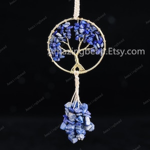 Puede incluir: Un colgante artesanal del árbol de la vida. El colgante presenta un marco de alambre de color dorado en forma de árbol, lleno de virutas de piedras preciosas azules. Un grupo de virutas de piedras preciosas azules cuelga debajo. El texto "Amazingbead.Etsy.com" es visible.