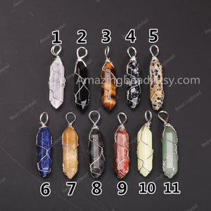 以下が含まれることがあります： 1から11まで番号が付けられた、ワイヤーで包まれたクリスタルペンダントが11個あります。ペンダントは、クリアクォーツ、ブラックオブシディアン、タイガーアイ、ダルメシアンジャスパーなど、さまざまな種類のクリスタルで作られています。