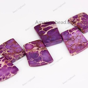 Pu&ograve; includere: Perle di diaspro viola e marrone con un motivo marmoreo. Le perle sono rettangolari e hanno un bordo leggermente arrotondato. Le perle misurano circa 2,5 cm di lunghezza.