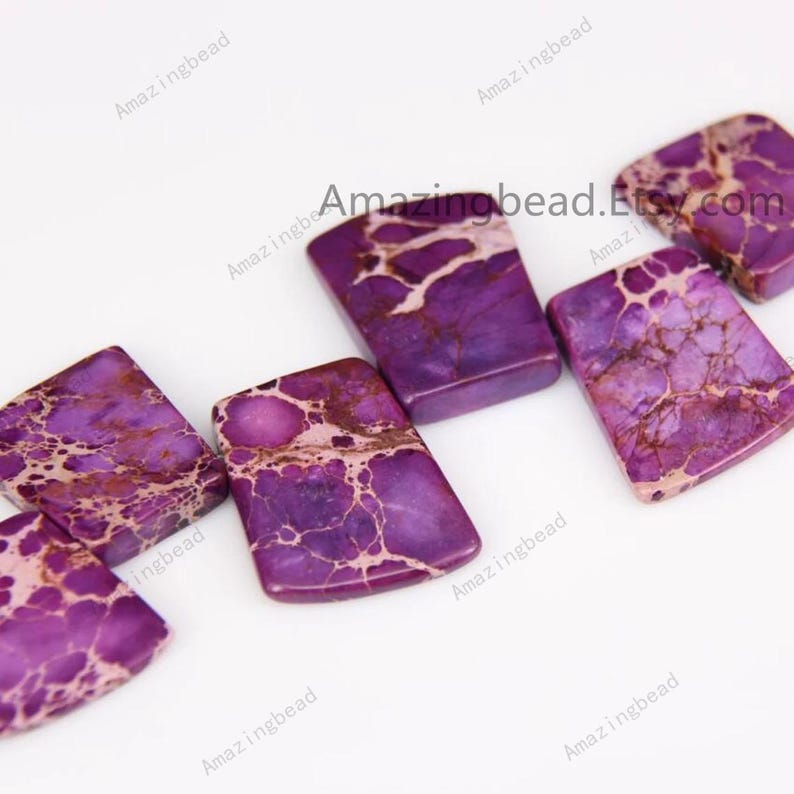 Pu&ograve; includere: Perle di diaspro viola e marrone con un motivo marmoreo. Le perle sono rettangolari e hanno un bordo leggermente arrotondato. Le perle misurano circa 2,5 cm di lunghezza.
