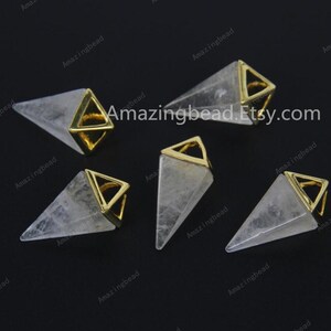 K&ouml;nnte beinhalten: F&uuml;nf klare Quarzkristall-Pyramidenanh&auml;nger mit goldfarbenen Metallkappen. Die Anh&auml;nger sind etwa 2,5 cm lang.
