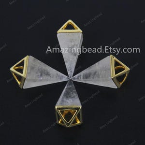 K&ouml;nnte beinhalten: Vier klare Quarzkristall-Pyramidenanh&auml;nger mit goldfarbenen Dreiecksakzenten. Die Anh&auml;nger haben oben ein Loch zum Aufziehen.