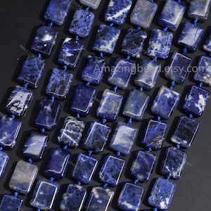 Könnte beinhalten: Nahaufnahme einer Kette mit rechteckigen Sodalit-Perlen. Die Perlen sind tiefblau mit weißen und grauen Marmorierungen. Sie sind auf einer blauen Schnur aufgefädelt. Der Text "Amazingbead.etsy.com" ist sichtbar.