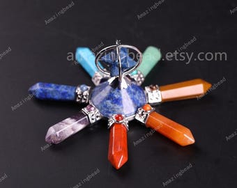 Può includere: Un set di chakra di cristallo a sette punte con una cima in metallo rotante. I cristalli sono disposti in cerchio e sono nei colori dei chakra: rosso, arancione, giallo, verde, blu, indaco e viola.