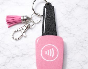 Llavero NFC con botella de esmalte de uñas / Llavero personalizado para redes sociales impreso en 3D / Recubierto de resina / Toca para compartir