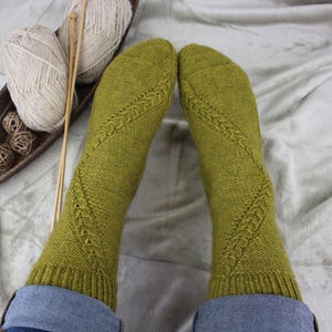 ケーブル編みソックスの編み図 – 斜めケーブル編み – テクスチャード編み | ソックス編み図 ドイツ語/英語 PDF ダウンロード