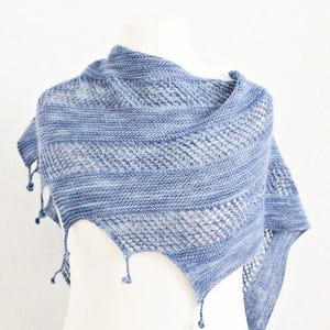 Patrón de punto para el chal Zibba: cola de dragón asimétrica con pompones | Chal triangular sencillo para principiantes, PDF en alemán e inglés