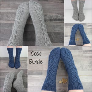 Könnte beinhalten: Eine Collage von Stricksocken in verschiedenen Grau- und Blautönen. Die Socken haben ein Zopfmuster. Der Text "Sock Bundle" ist in der Mitte des Bildes zu sehen.