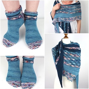 Puede incluir: Un collage de artículos de punto en tonos azules. La imagen presenta un par de calcetines con un puño con volantes y una puntera estampada, y un chal drapeado sobre una persona y un maniquí. El chal tiene un diseño de ondas.