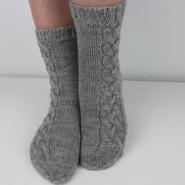 Knitting pattern / Strickanleitung Socken cabled socks Mysig