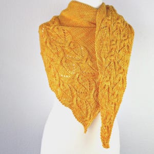 Strickanleitung Dreieckstuch Sunflowers mit Blattmuster – asymmetrisches Tuch mit Zöpfen und Ajourmuster, PDF in Deutsch und Englisch