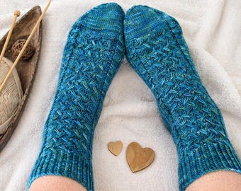 Cable Knit Socks Pattern – Cozy Winter beginner friendly Socks with Easy Cable – PDF Knitting Pattern (EN/DE)