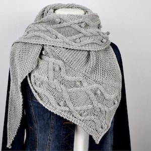 Wzór na robótkę: Asymetryczny trójkątny szal ze wzorem warkoczowym (Cables Over Cables) Pobierz plik PDF DE&EN