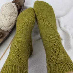 Stickmönster för Knight Socks: Strumpor med flätmönster – Diagonalt flätmönster – Strukturmönster | Strumpmönster tyska/engelska PDF-nedladdning