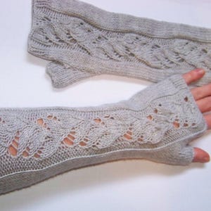 Strickanleitung Handstulpen „Lilly“ – Chinesisches Lacemuster, Einheitsgröße PDF Download in Deutscher und Englischer Sprache